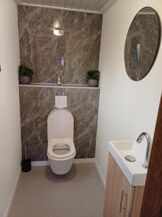Vrijstaand Chalet Met Veel Buitenruimte En Veranda Zuid-Scharwoude 외부 사진