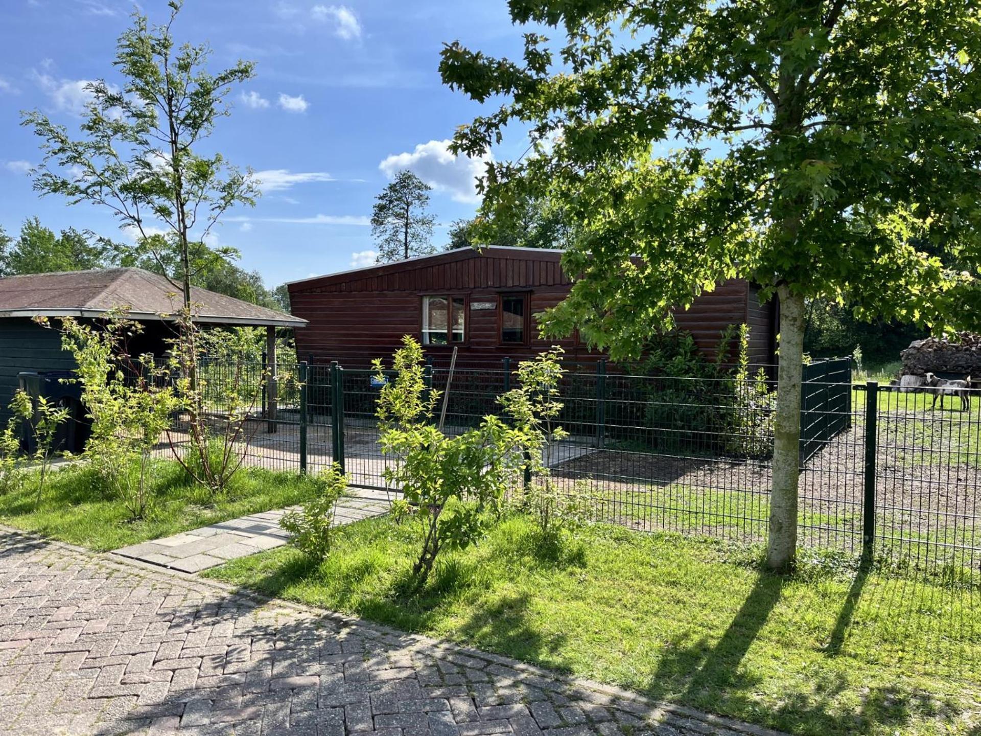 Vrijstaand Chalet Met Veel Buitenruimte En Veranda Zuid-Scharwoude 외부 사진
